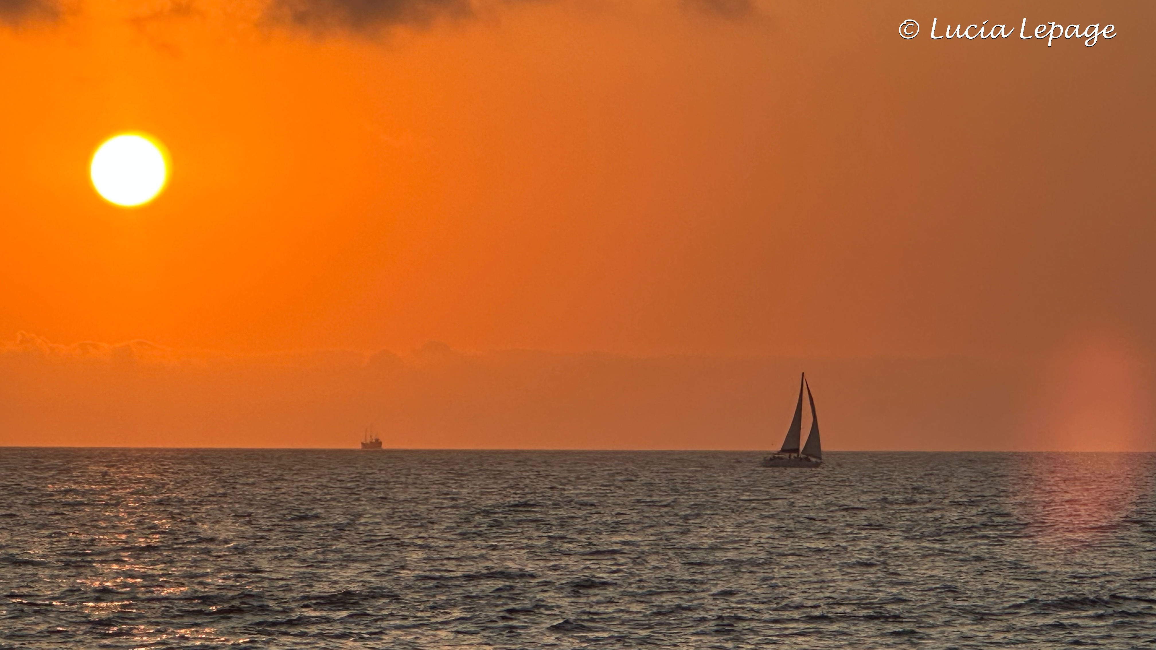 Couché de soleil, bateau pirate et voilier